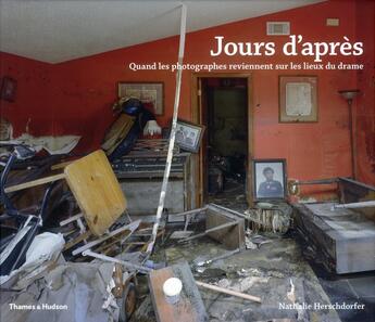 Couverture du livre « Jours d'après ; quand les photographes reviennent sur les lieux du drame » de Nathalie Herschdorfer aux éditions Thames And Hudson