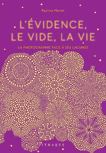 Couverture du livre « L'évidence, le vide, la vie ; la photographie face à ses lacunes » de Pauline Martin aux éditions Ithaque