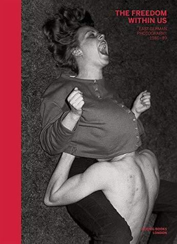 Couverture du livre « The freedom within us : east german photography 1980-1989 /anglais » de Voss Sonia/Seclier P aux éditions Walther Konig