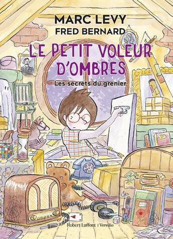 Couverture du livre « Le petit voleur d'ombres Tome 4 : les secrets du grenier » de Marc Levy et Fred Bernard aux éditions Robert Laffont / Versilio