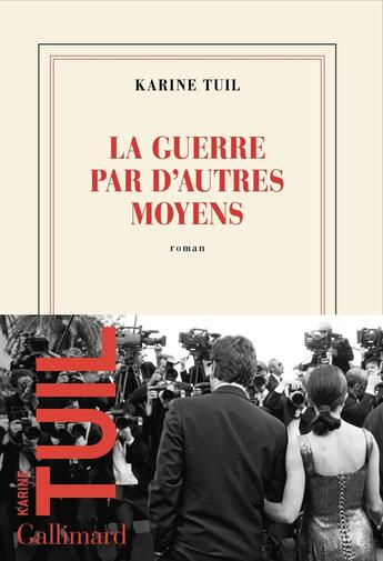 Couverture du livre « La guerre par d'autres moyens » de Karine Tuil aux éditions Gallimard