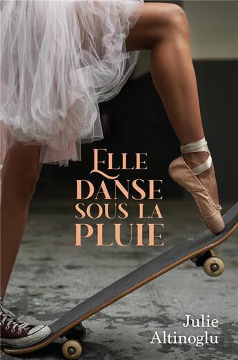 Couverture du livre « Elle danse sous la pluie » de Julie Altinoglu aux éditions Librinova