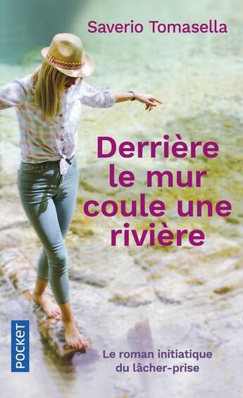 Couverture du livre « Derrière le mur coule une rivière » de Saverio Tomasella aux éditions Pocket