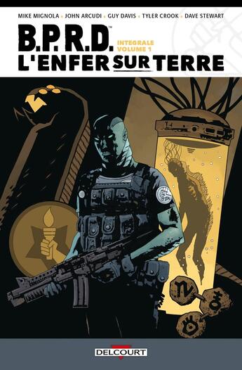 Couverture du livre « BPRD - L'Enfer sur terre - Intégrale T01 » de Mike Mignola et Guy Davis et James Harren et John Arcudi et Tyler Crook aux éditions Delcourt