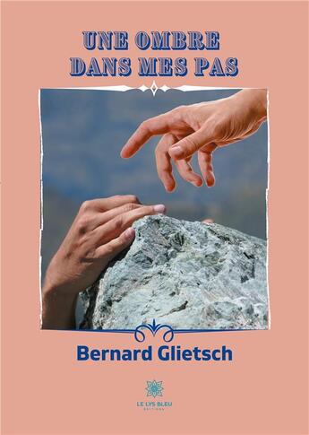 Couverture du livre « Une ombre dans mes pas » de Glietsch Bernard aux éditions Le Lys Bleu