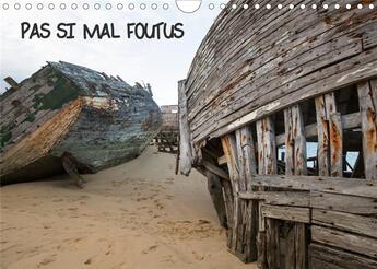 Couverture du livre « PAS SI MAL FOUTUS (Calendrier mural 2020 DIN A4 horizontal) ; De vieilles carcasses de bateaux en bois se transforment au gré de l'eau, du vent, du sable. (Calendrier mensuel, 14 Pages ) » de Lawrenz et Laurence Le Goffic aux éditions Calvendo