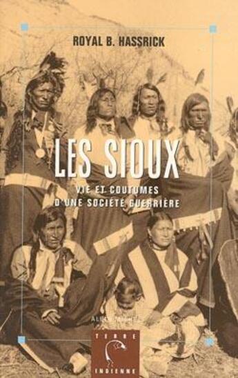 Couverture du livre « Les sioux - vie et coutumes d'une societe guerriere » de Royal B. Hassrick aux éditions Albin Michel