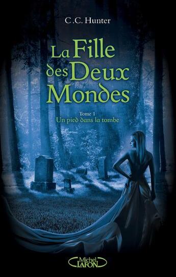 Couverture du livre « La fille des deux mondes t.1 ; un pied dans la tombe » de C. C. Hunter aux éditions Michel Lafon