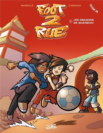 Couverture du livre « Foot 2 rue - saison 1 Tome 3 : les dragons de Shanghaï » de Mathieu Mariolle et Philippe Cardona aux éditions Soleil