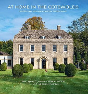 Couverture du livre « AT HOME IN THE COTSWOLDS - SECRETS OF ENGLISH COUNTRY HOUSE STYLE » de Katy Campbell et Mark Nicholson aux éditions Abrams