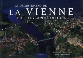 Couverture du livre « Le département de la Vienne photographié du ciel » de Christian Richard et Francis Gardeur aux éditions Geste