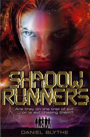 Couverture du livre « Shadow runners » de Daniel Blythe aux éditions Chicken House