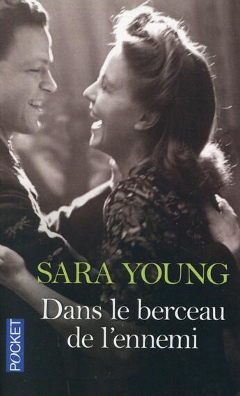 Couverture du livre « Dans le berceau de l'ennemi » de Sara Young aux éditions Pocket