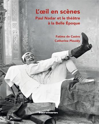 Couverture du livre « L'oeil en scènes : Paul Nadar et le théâtre à la Belle Epoque » de Fatima De Castro et Catherine Plouidy aux éditions Hermann