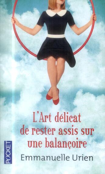 Couverture du livre « L'art délicat de rester assis sur une balancoire » de Emmanuelle Urien aux éditions Pocket