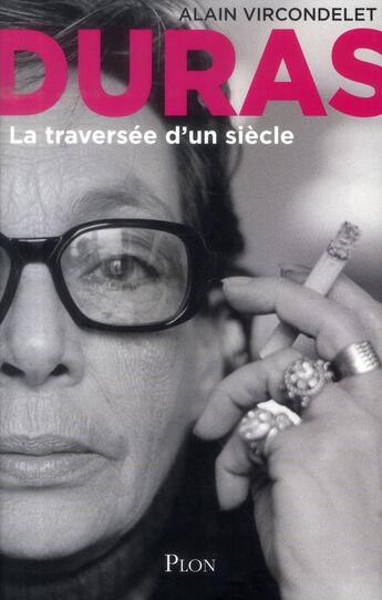 Couverture du livre « Duras, la traversée d'un siècle » de Alain Vircondelet aux éditions Plon