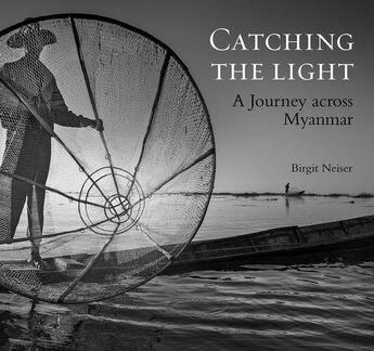 Couverture du livre « Birgit neiser catching the light a journey across myanmar » de Neiser aux éditions River Books
