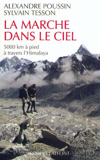 Couverture du livre « La marche dans le ciel - 5000 kms à pied à travers l'Himalaya » de Sylvain Tesson et Alexandre Poussin aux éditions Robert Laffont