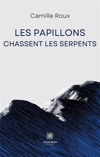 Couverture du livre « Les papillons chassent les serpents » de Roux Camille aux éditions Le Lys Bleu