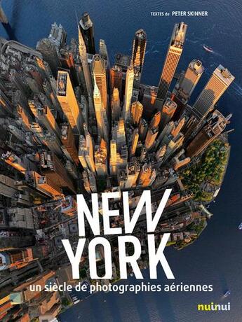 Couverture du livre « New York ; un siècle de photographies aériennes » de Peter Skinner aux éditions Nuinui