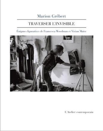 Couverture du livre « Traverser l'invisible : énigmes figuratives de Francesca Woodman et Vivian Maier » de Marion Grébert aux éditions Atelier Contemporain