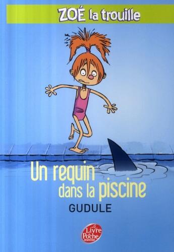 Couverture du livre « Zoé la trouille t.2 ; un requin dans la piscine » de Gudule/Autret aux éditions Le Livre De Poche Jeunesse