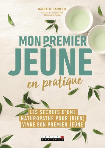 Couverture du livre « Mon premier jeûne en pratique ; les secrets d'une naturopathe pour (bien) vivre son premier jeûne » de Nathalie Sacreste aux éditions Leduc