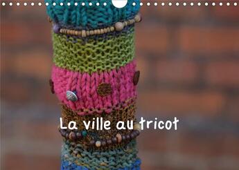 Couverture du livre « La ville au tricot calendrier mural 2020 din a4 horizontal - des villes encore plus decoree (édition 2020) » de Martina Busch aux éditions Calvendo