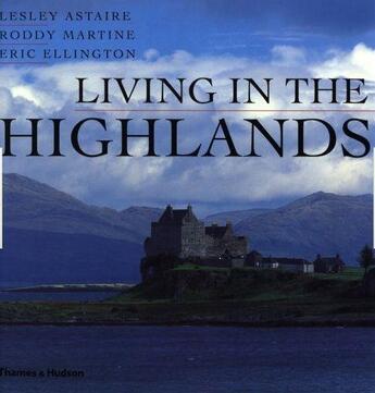 Couverture du livre « Living in the highlands » de Lesley Astaire aux éditions Thames & Hudson