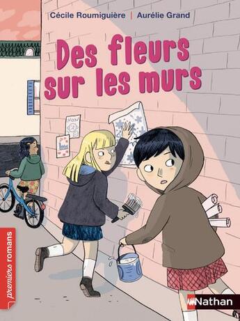 Couverture du livre « Des fleurs sur les murs » de Cecile Roumiguiere et Aurelie Grand aux éditions Nathan