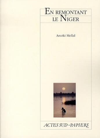 Couverture du livre « En remontant le niger » de Mellal Arezki aux éditions Actes Sud-papiers