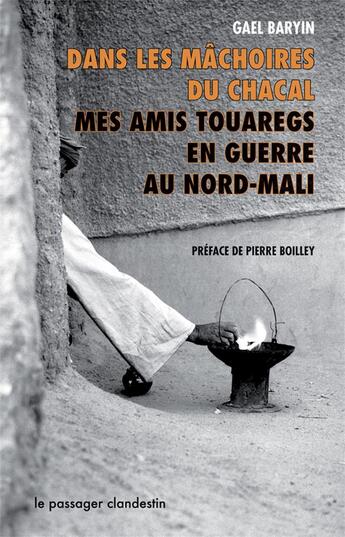 Couverture du livre « Dans les machoires du chacal ; mes amis touaregs en guerre au nord Mali » de Gael Baryin aux éditions Le Passager Clandestin