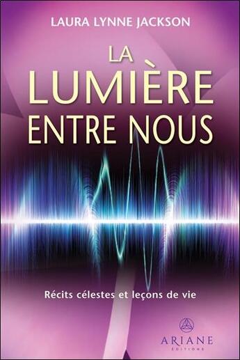 Couverture du livre « La lumière entre nous : récits célestes et leçons de vie » de Laura Lynne Jackson aux éditions Ariane