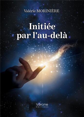 Couverture du livre « Initiée par l'au-delà » de Valerie Moriniere aux éditions Verone