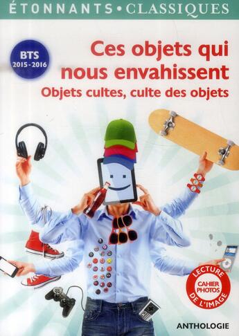 Couverture du livre « Ces objets qui nous envahissent ; objets cultes, culte des objets » de Elise Chedeville et Gregoire Schmitzberger aux éditions Flammarion