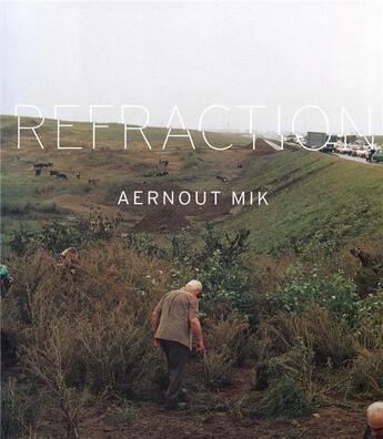 Couverture du livre « Aernout Mik: refraction » de Dan Cameron et Andrea Inselmann aux éditions Dap Artbook