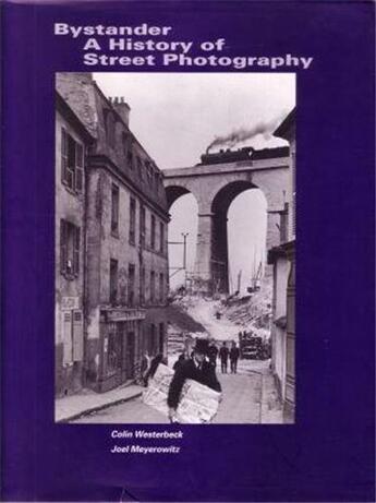 Couverture du livre « Bystander a history of street photography » de Westerbeck/Meyerowit aux éditions Thames & Hudson