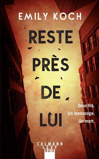 Couverture du livre « Reste près de lui » de Emily Koch aux éditions Calmann-levy