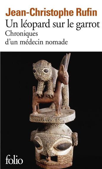 Couverture du livre « Un léopard sur le garrot ; chroniques d'un médecin nomade » de Jean-Christophe Rufin aux éditions Folio