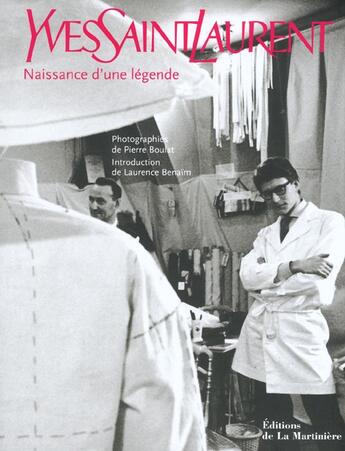 Couverture du livre « Yves Saint Laurent ; naissance d'une légende » de Pierre Boulat aux éditions La Martiniere