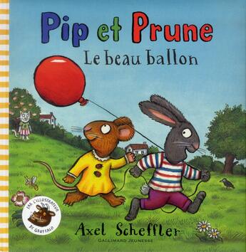 Couverture du livre « Pip et Prune : le beau ballon » de Axel Scheffler aux éditions Gallimard-jeunesse