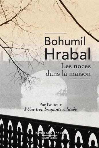 Couverture du livre « Les noces dans la maison » de Bohumil Hrabal aux éditions Robert Laffont