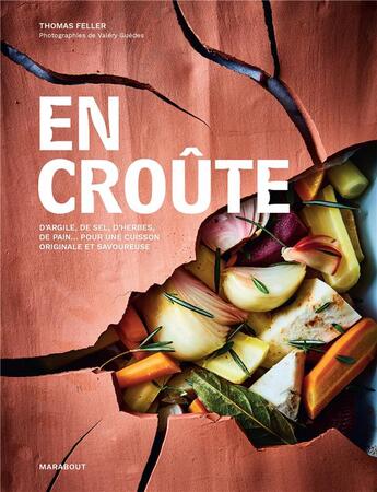 Couverture du livre « En croûte : d'argile, de sel, d'herbes, de pain... pour une cuisson originale et savoureuse » de Thomas Feller et Valery Guedes aux éditions Marabout