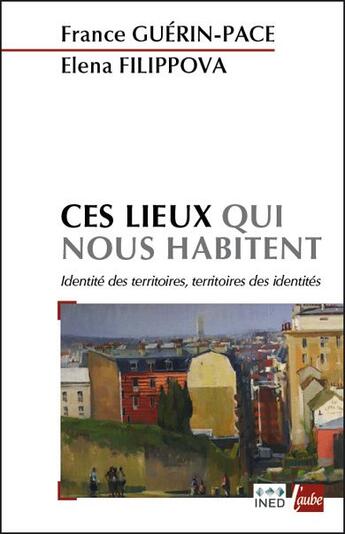 Couverture du livre « Ces lieux qui nous habitent ; identité des territoires, territoires des identités » de Elena Filippova et France Guerin-Pace aux éditions Editions De L'aube