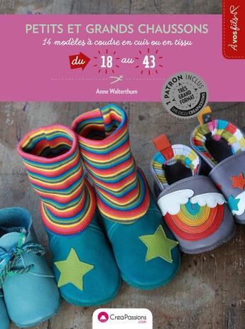 Couverture du livre « Petits et grands chaussons ; 14 modèles à coudre en cuir ou en tissu du 18 au 43 » de Anne Walterthum aux éditions Creapassions.com