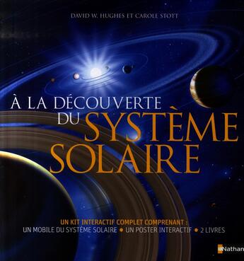 Couverture du livre « À la découverte du système solaire ; coffret : un mobile du système solaire ; un poster interactif ; 2 livres » de Hughes/Stott aux éditions Nathan