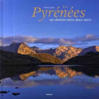 Couverture du livre « Les Pyrénées ; un chemin entre deux mers » de Txomin Laxalt aux éditions Milan