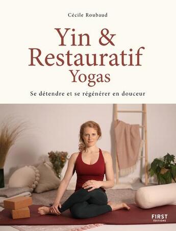 Couverture du livre « Yin et restauratif yogas : se détendre et se regénérer en douceur » de Cecile Roubaud aux éditions First