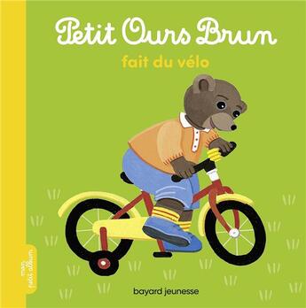 Couverture du livre « Petit ours brun fait du vélo » de Marie Aubinais et Daniele Bour aux éditions Bayard Jeunesse