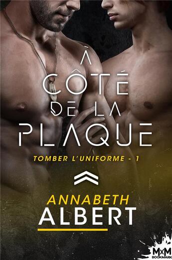 Couverture du livre « Tomber l'uniforme Tome 1 : à côté de la plaque » de Annabeth Albert aux éditions Mxm Bookmark